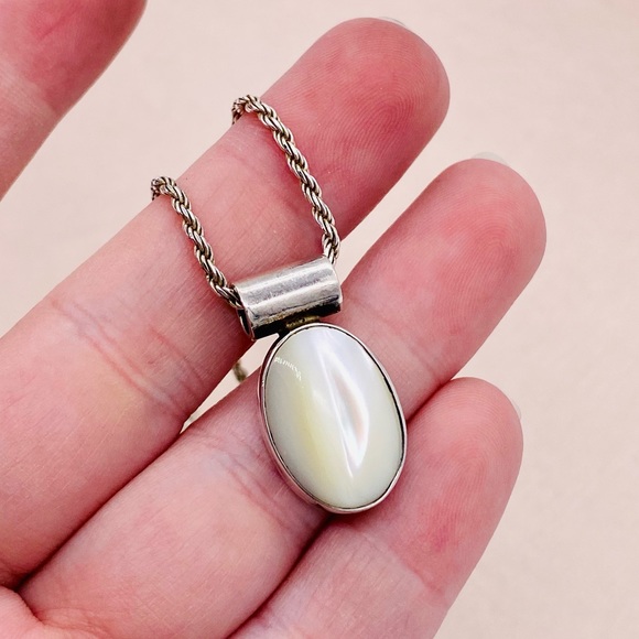 EUC Vintage Sterling Silver White Cats Eye Quartz Slide Pendant & Chain - Picture 7 of 14